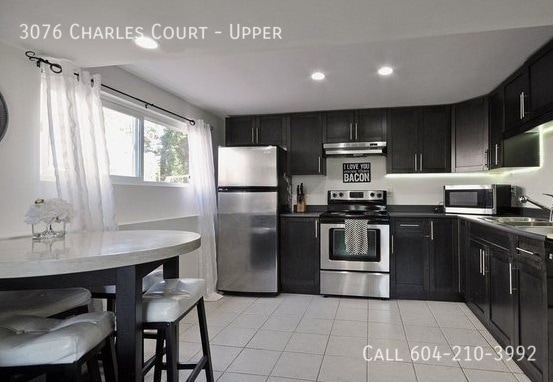 Building Photo - Beautiful Upper Floor With Open Living Space!