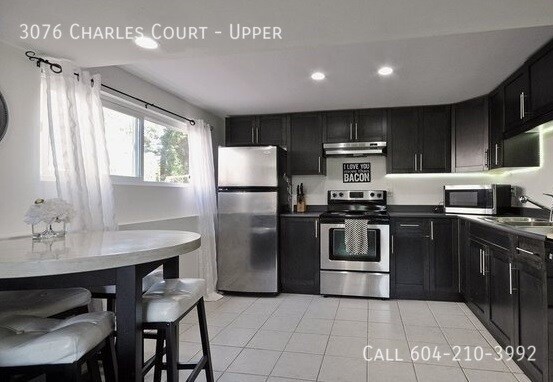 Photo du bâtiment - Beautiful Upper Floor With Open Living Space!