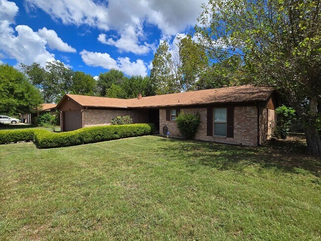 Foto del edificio - PRICE REDUCTION!!! AVAILABLE NOW!