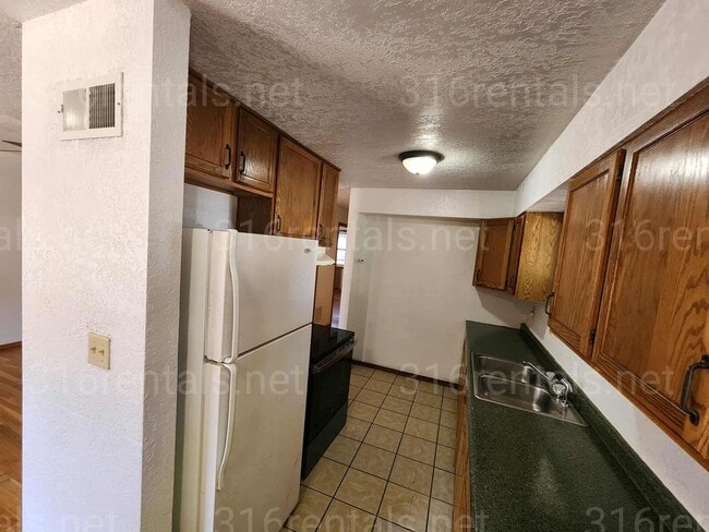 Building Photo - $695 - 2 bed 1 bath apartment *FIRST FULL ...