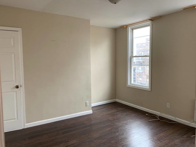 Building Photo - 323 54th St