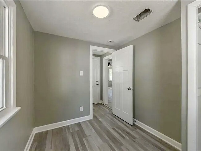 Building Photo - 426 E Elm St