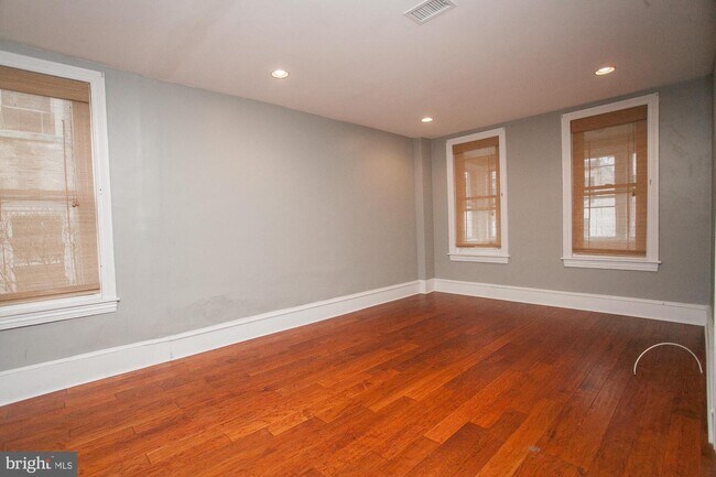 Building Photo - 235 Roxborough Ave