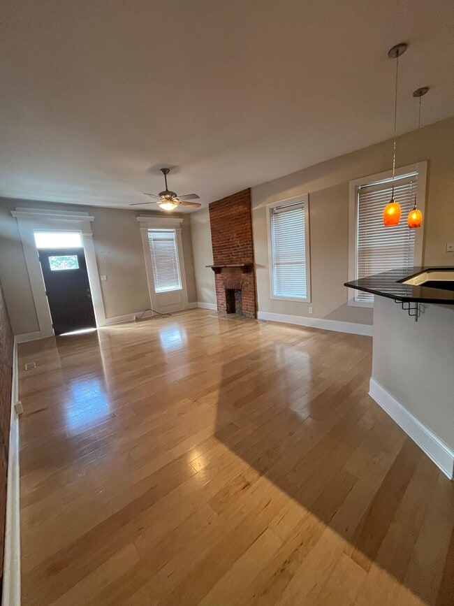 Building Photo - 115 E 8th St