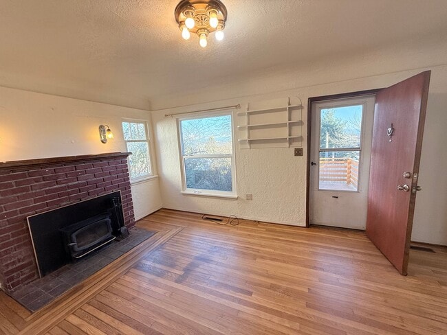 Building Photo - Vintage Charmer with Mountain View