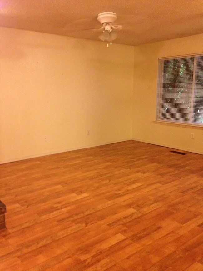 Building Photo - A 3 bed, 2 bath Duplex in Broken Arrow