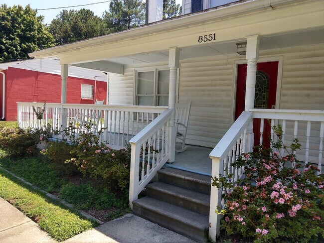 Foto del edificio - 8551 Chapel Hill Rd
