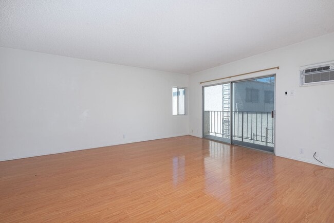 Photo - 911 W College St Apartment