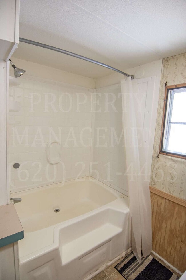 Building Photo - 3 Bedroom, 1 Bath