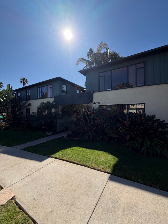 Foto del edificio - 4222 Russell Ave