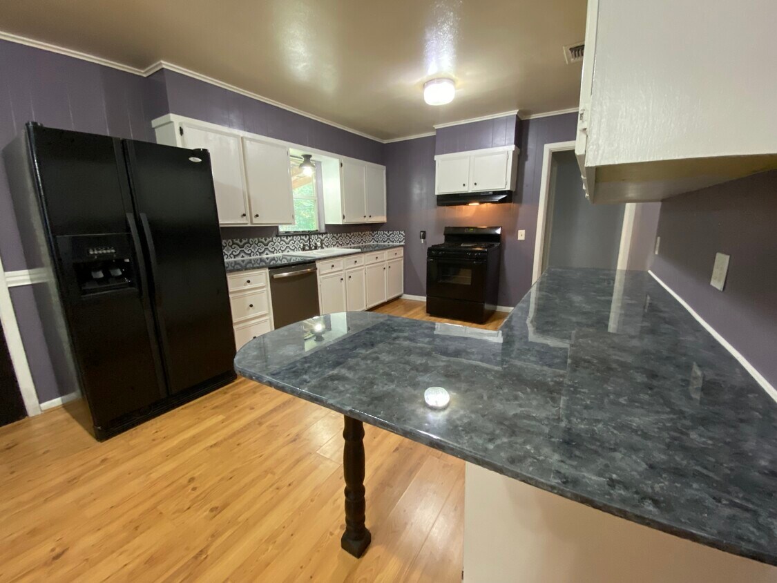 Cocina con frigorífico y congelador side-by-side con máquina de hielo y dispensador de agua y lavavajillas SILENCIOSO - 2101 Palmore Rd