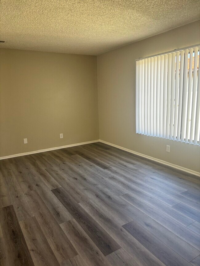 Sala de estar de 2x2 - Mission Garden Apartments