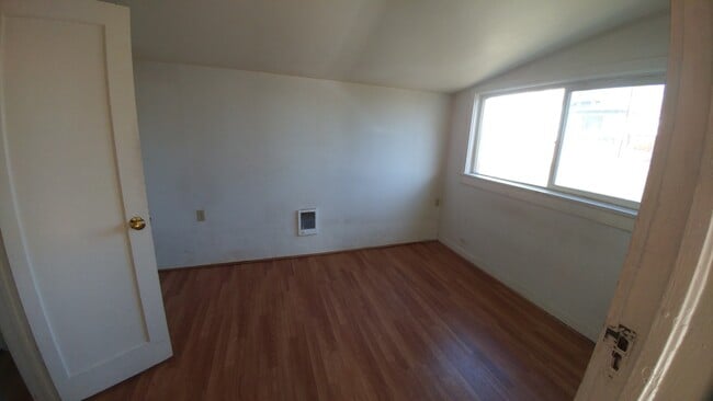 Building Photo - 2 bedroom, 1 bath- House