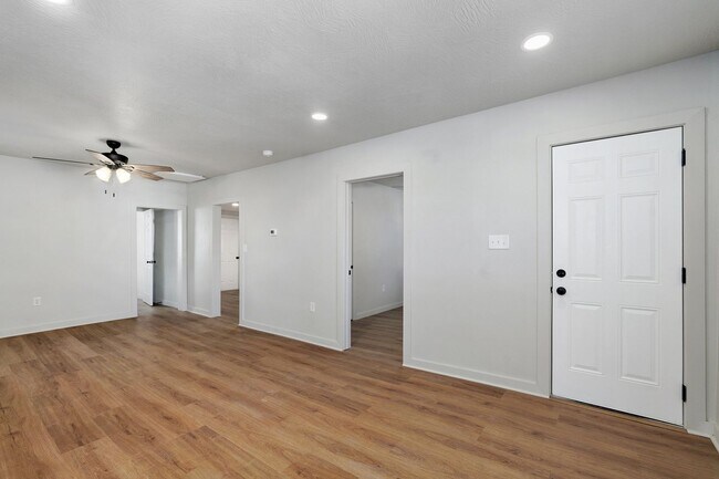 Foto del edificio - 3 Bedroom, 1 Bathroom remodeled house!