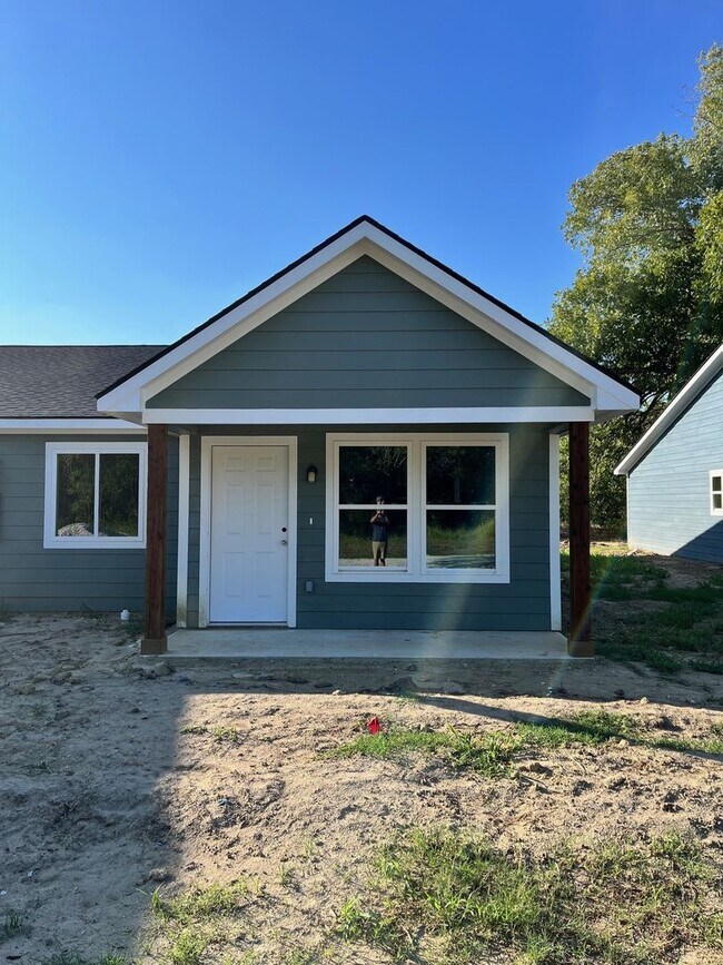 Building Photo - 707 Atkinson St