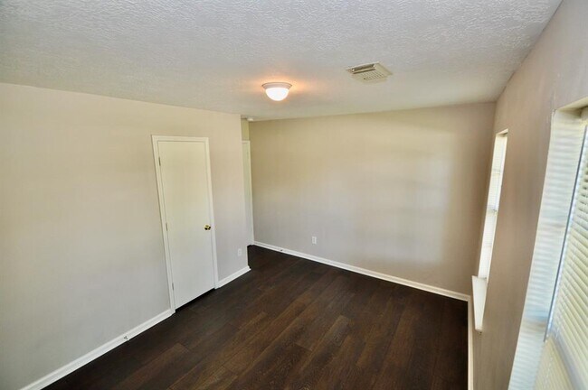 Building Photo - 6107 Sonoma Way