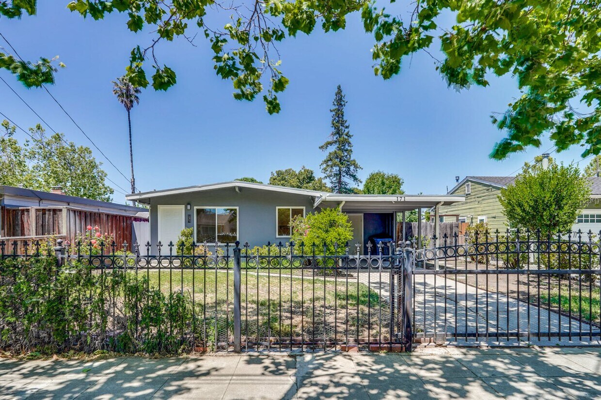 Foto principal - Charming updated 3 bedroom, 1 bathroom hom...
