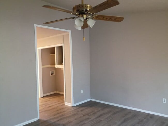 Building Photo - 901-903 Meadowlark Circle