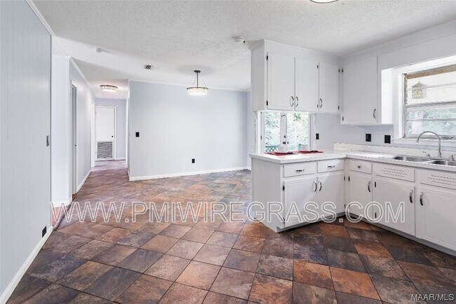 Building Photo - 203 Meadowbrook Dr