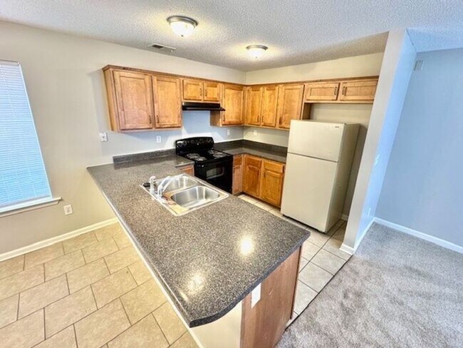 Foto del edificio - Now Leasing A 3 Bedroom 2.5 Bath Home In C...