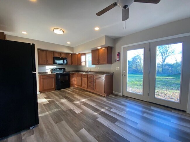 Foto del edificio - Welcome to this charming two-bedroom, one-bathroom double located in the heart of Springfield, OH+