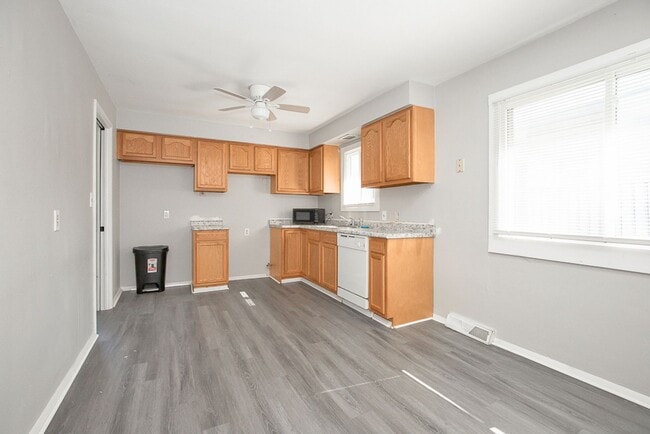 Building Photo - 3 BED 1 BATH BEAUTIFUL SINGLE FAMILY HOME ...