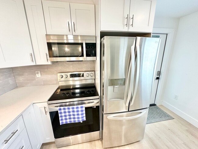 Building Photo - ** BONITA SPRINGS ** 3 BED / 1 BATH - SINGLE FAMILY HOME - NO HOA! - WATERFRONT LOT - ANNUAL RENTAL