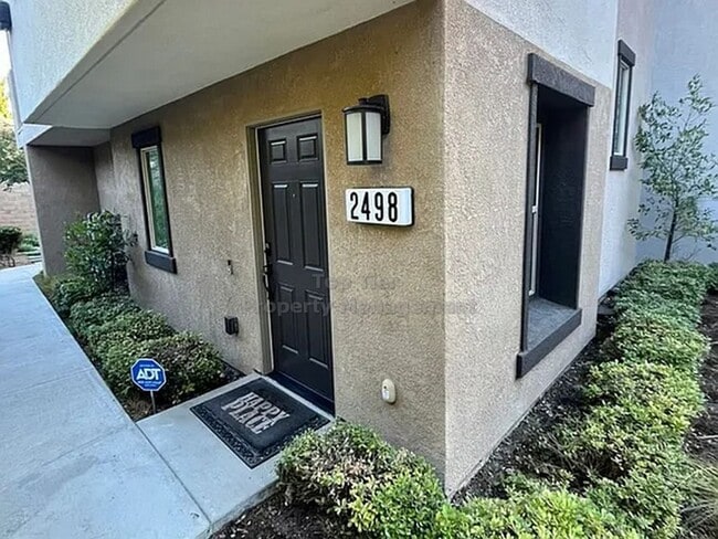 Building Photo - Available NOW! Great deal for 3 bed/3 bath...