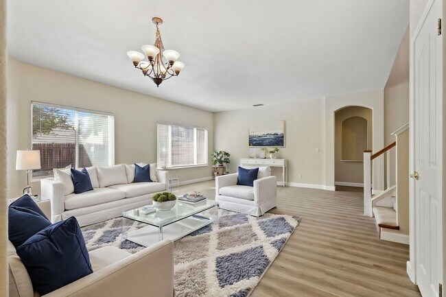 Building Photo - 4 Bedroom Home in the heart of Roseville! ...