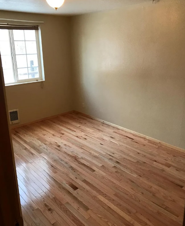 Building Photo - Recently Renovated 3 Bed/1 Bath Duplex Unit - Metolius Ave