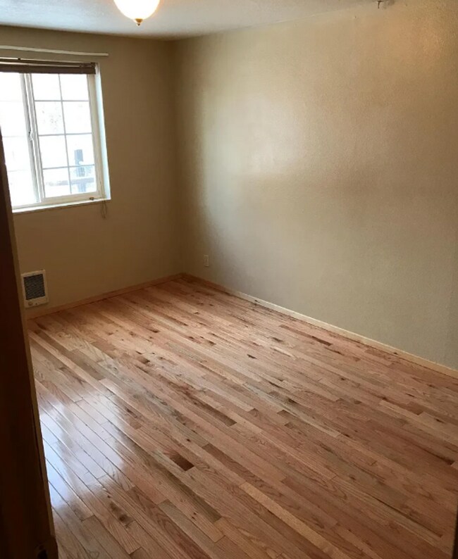 Foto del edificio - Recently Renovated 3 Bed/1 Bath Duplex Unit - Metolius Ave