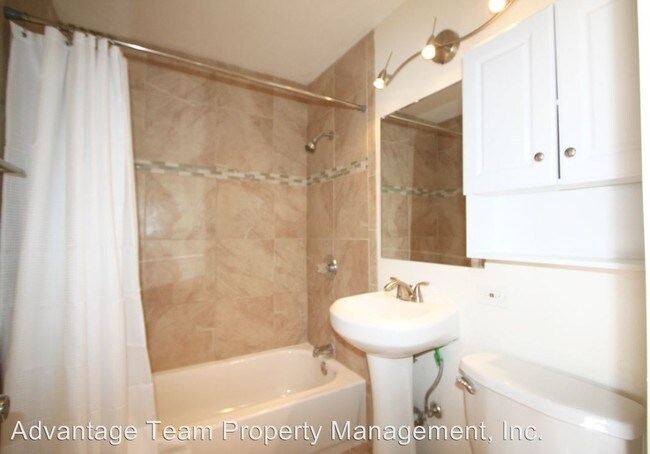 Building Photo - 830 1/2 W Mission Bay Dr