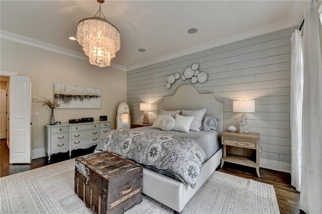 Foto del edificio - 443 Lakeshore Dr NW