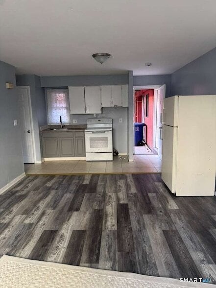 Building Photo - 240 Oak St