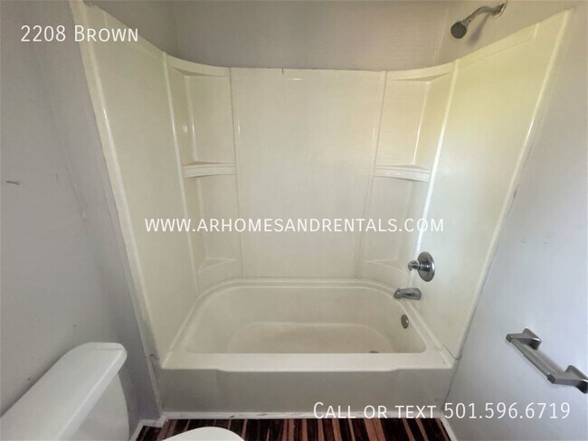 Building Photo - 2208 Brown | $795 | 3 beds, 1 full bath