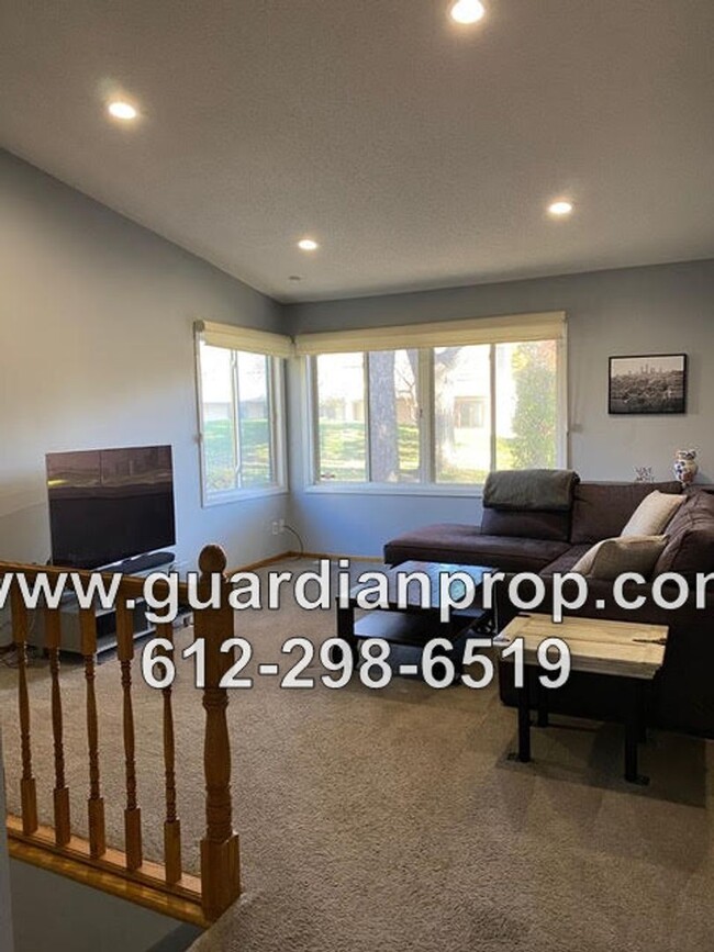 Building Photo - End Unit Townhouse Available June 1, Open ...