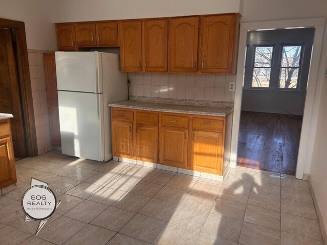 Building Photo - Spacious updated 6 Corners Apartments!