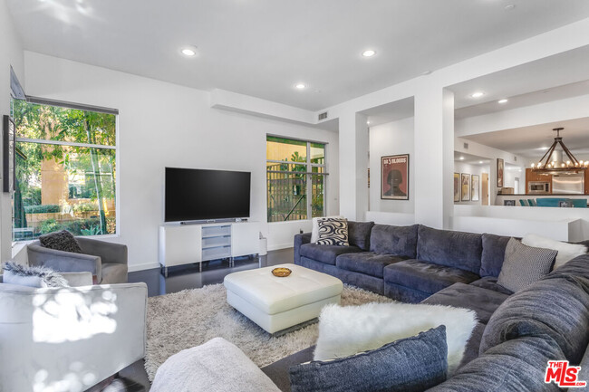 Building Photo - 900 N W Knoll Dr