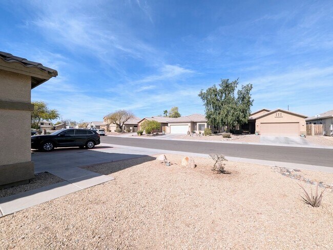 Building Photo - 8861 W Paradise Dr