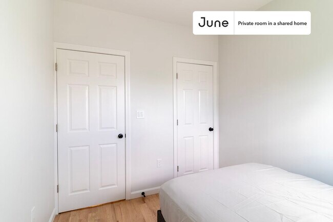 Building Photo - Room in Shared 3 bed/2 bath home