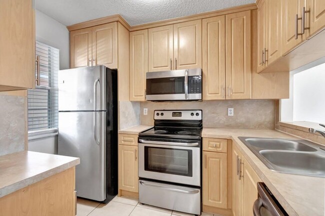 Building Photo - 8431 Royal Palm Blvd