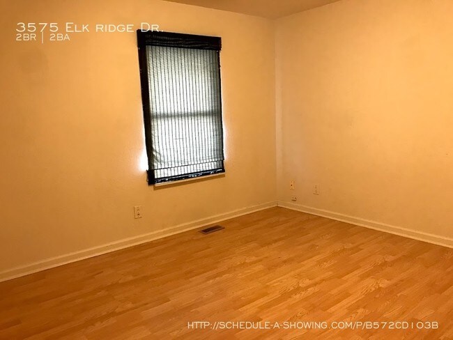 Building Photo - 2bedroom, 1.5 bath townhome, walkout basement