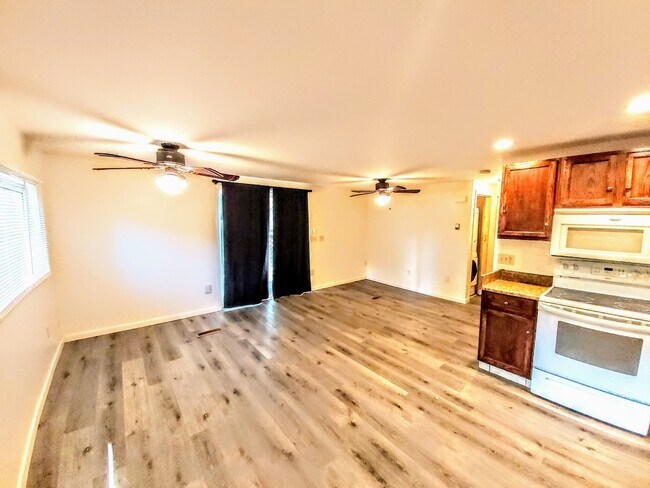 Foto del edificio - COZY CUTE 1 BDRM + OFFICE RANCH AVAILABLE ...