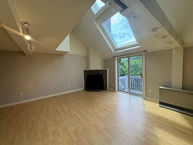 Building Photo - 2 bedroom with loft in downtown Quechee