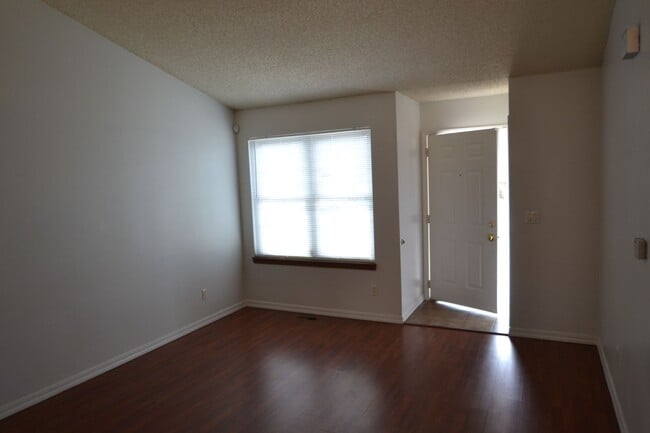 Building Photo - Spacious Tri-Level 3-Bedroom Home with Bonus Den | Briargate