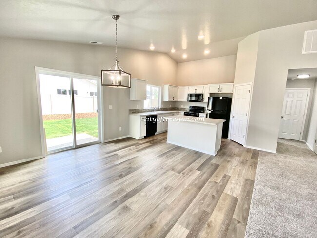 Building Photo - Beautiful Home in South Nampa