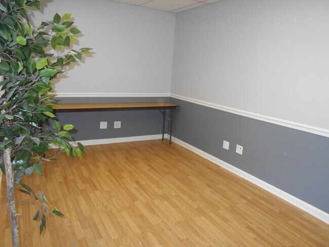 Foto del edificio - First floor conveniently located office suite