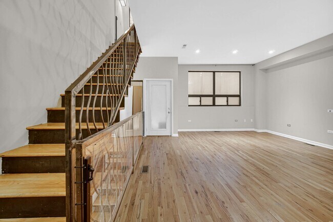 Foto del edificio - 1424 W Grand Ave