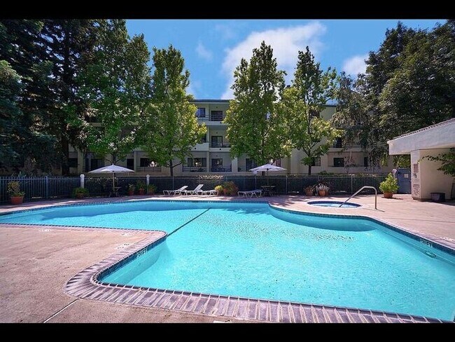Building Photo - Beautiful 2 Bedroom Condo