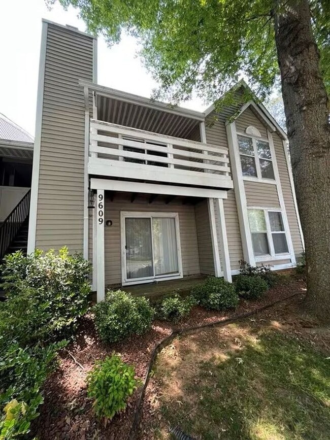 Building Photo - 9609 Vinca Cir